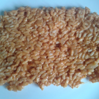 Spread cooked rice out on a dish to cool